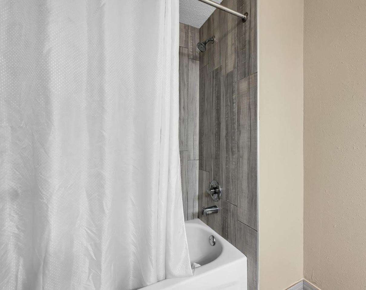 Quality Inn Roseville-Detroit North المظهر الخارجي الصورة